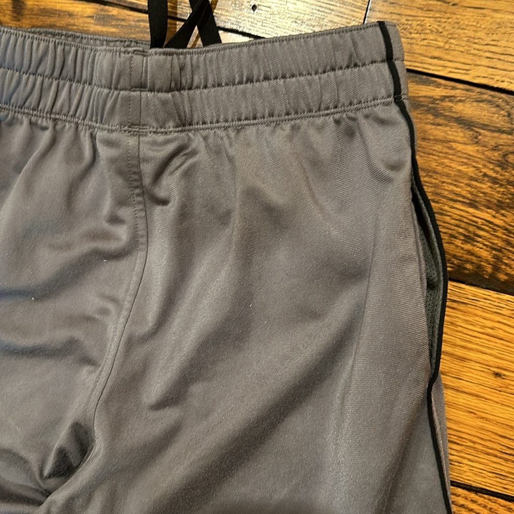 UNDER ARMOUR LOOSE FIT GREY MENS ATHLETIC PANTS WITH BLACK PIPING SIZE SMALL - Picture 5 of 9
